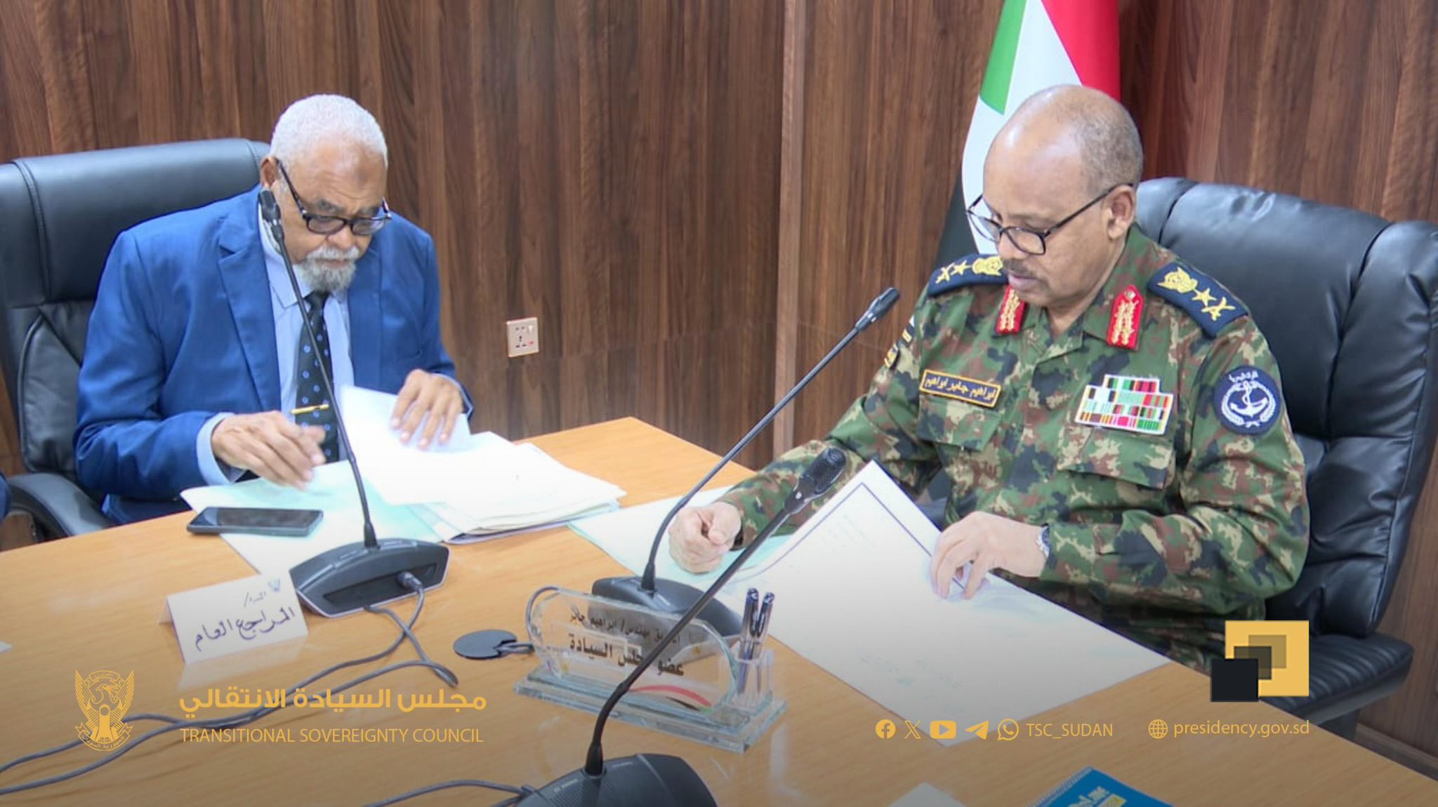 برئاسة عضو السيادي الفريق جابر - لجنة استبدال العملة تقف ...