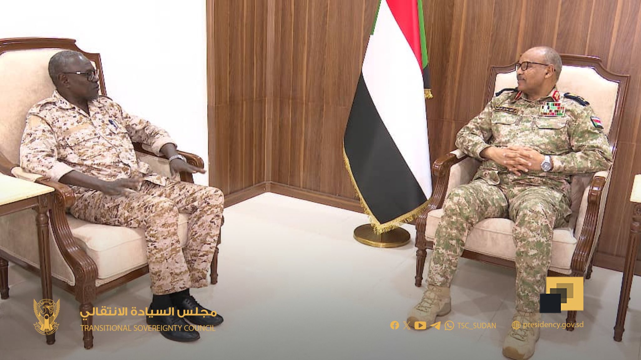 عضو مجلس السيادة الفريق إبراهيم جابر ووالي الخرطوم يبحثان سير ...