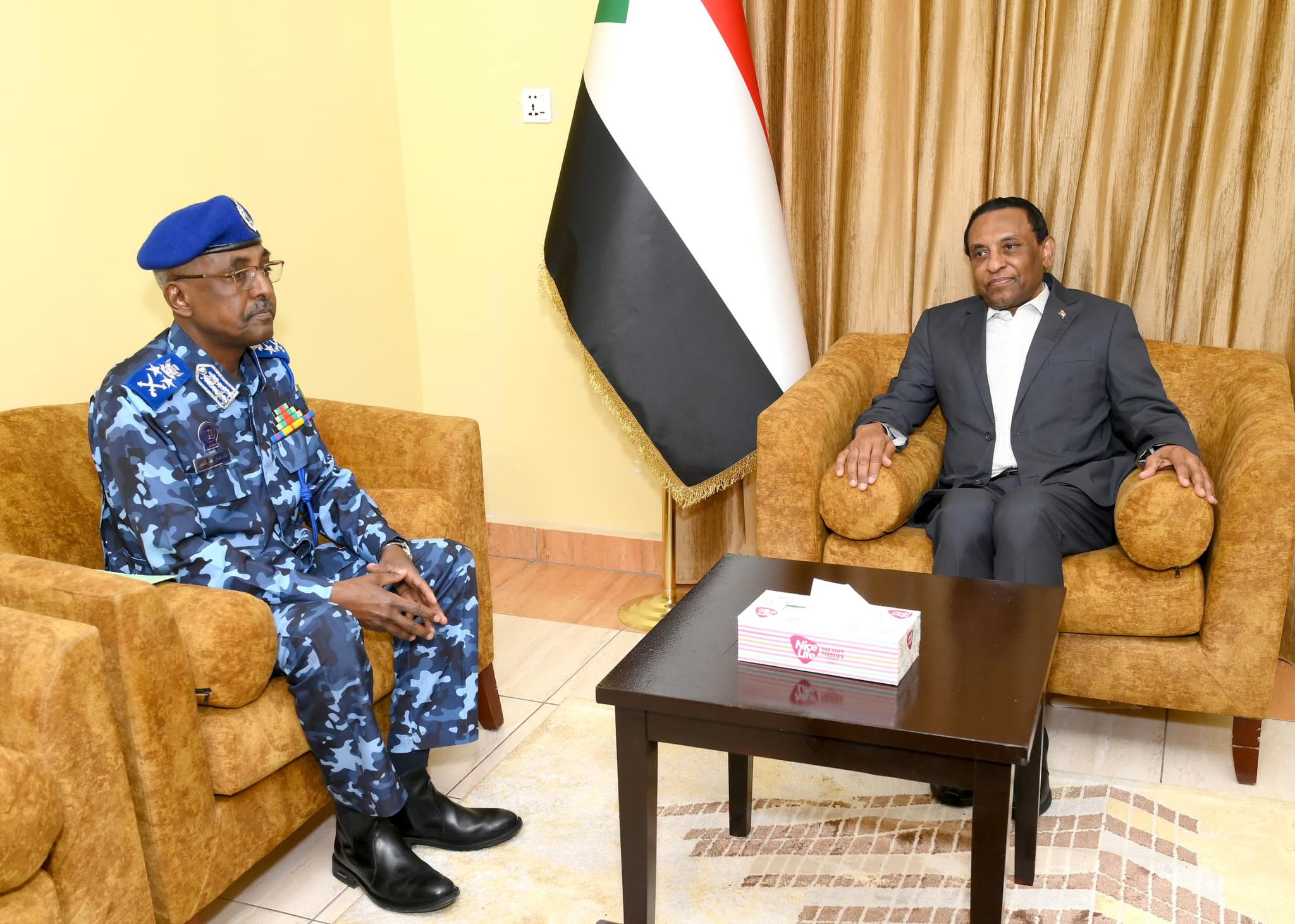 د. كامل إدريس يوجه بتأمين ولاية الخرطوم وتكثيف الوجود الشرطي ...