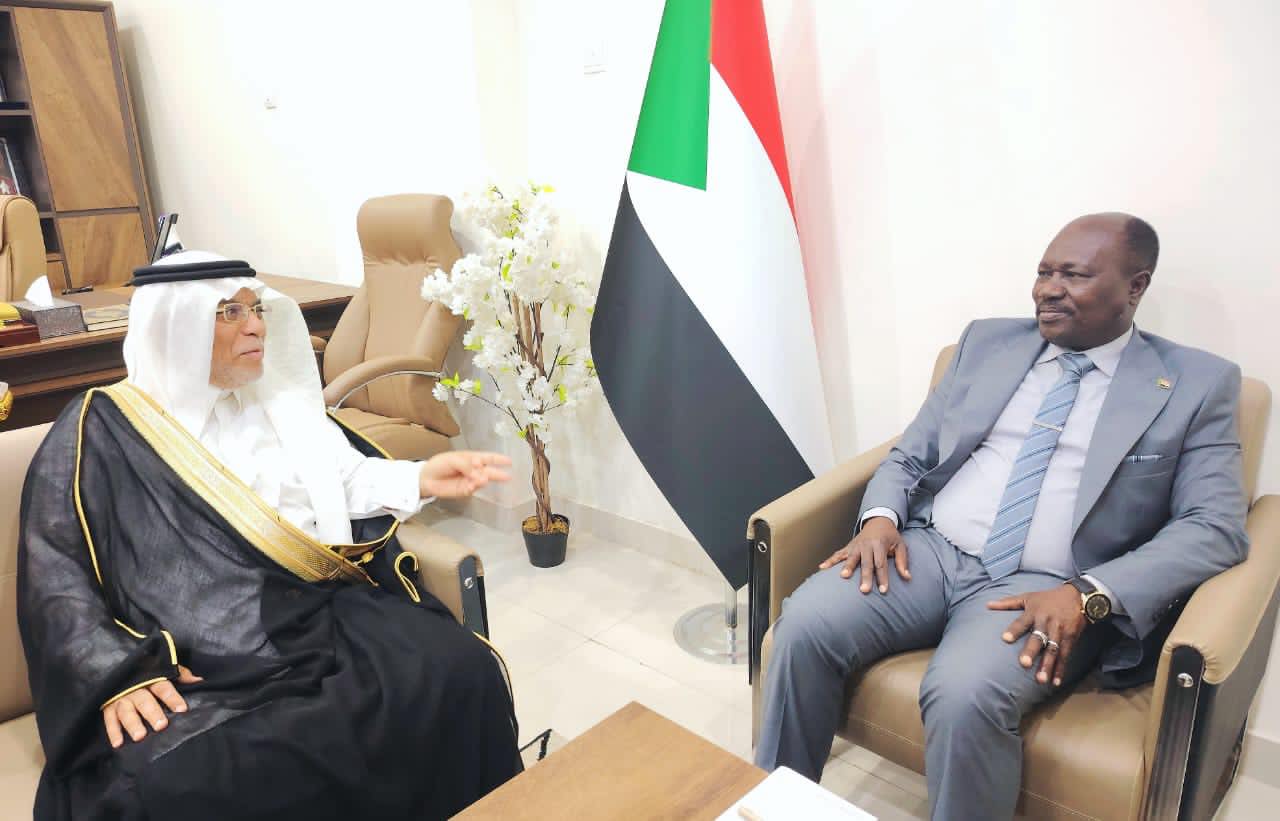 وزير الداخلية يلتقي السفير السعودي