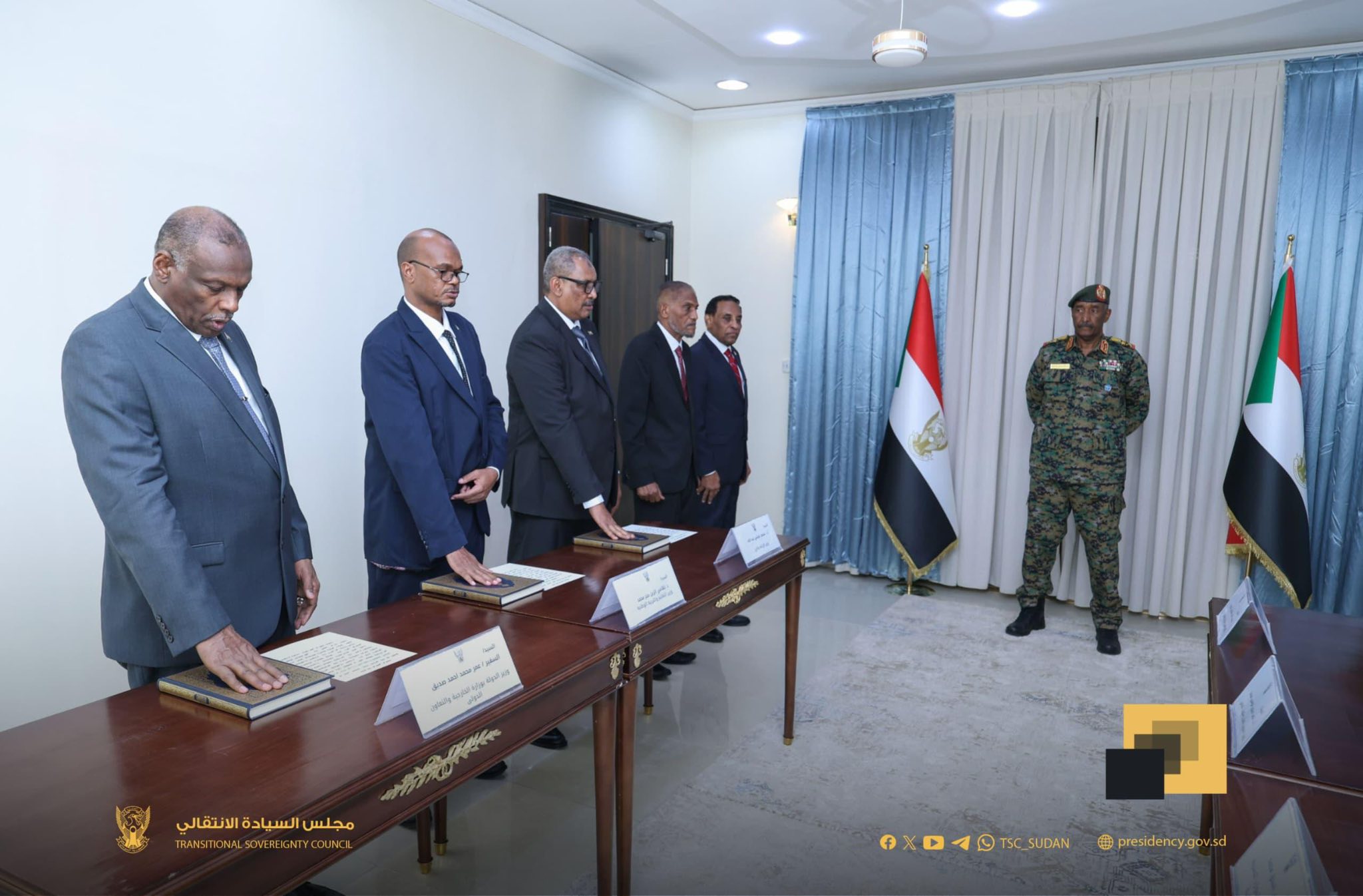 الوزراء ووزراء الدولة يؤدون القسم أمام رئيس مجلس السيادة